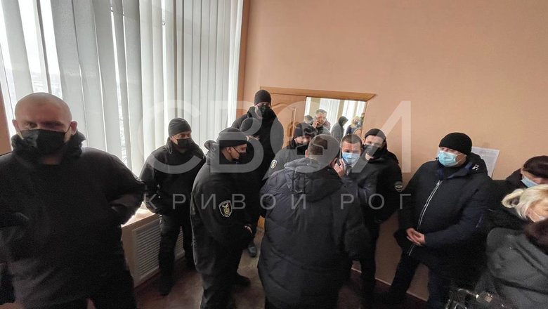 Слуги народу Фастовець та Векленко з групою тітушок намагались зірвати сесію Криворізької райради, - ЗМІ 02
