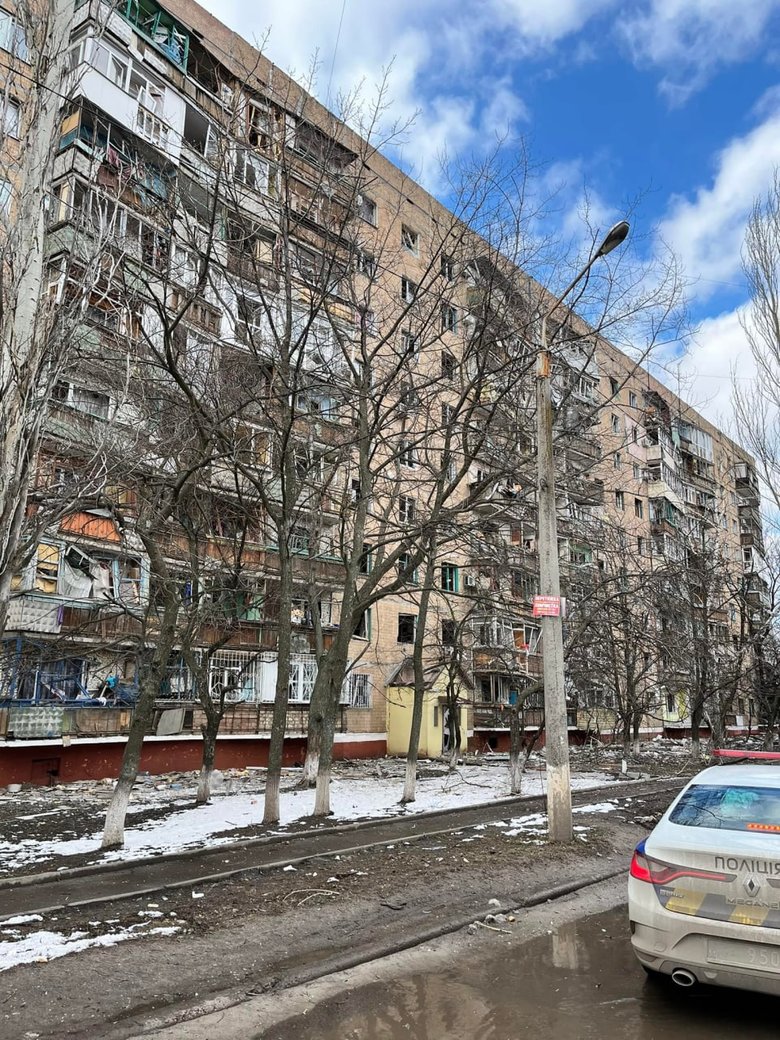 Щонайменше 2 загиблих та велика кількість поранених - росіяни обстріляли житлові багатоповерхівки у Краматорську. 04