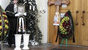 В Одессе похоронили писательницу Анну Яблонскую, погибшую во время теракта в «Домодедово». ФОТОрепортаж