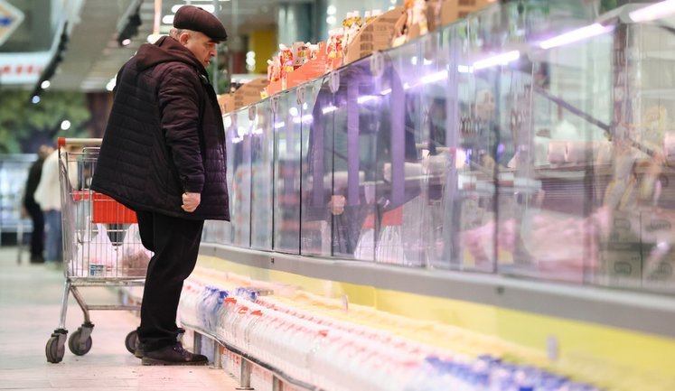 Росіяни почали масово економити на продуктах та одязі