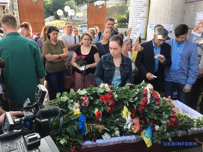 На Майдане попрощались с волонтером Мариной Шеремет 02