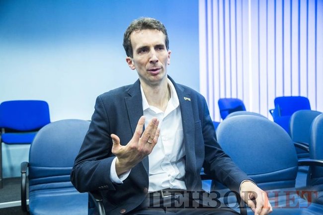 Віктор Плахута: На базі профільного комітету з питань нацбезпеки розроблений закон про оборонні закупівлі, інша версія закону існує на майданчику Офісу президента. Чи буде зареєстровано обидва – не знаємо 03
