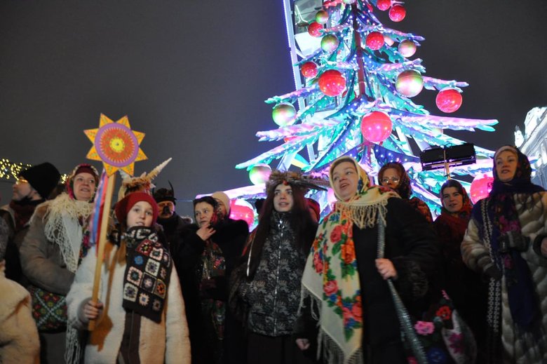 На Контрактовій площі в Києві відсвяткували Щедрий вечір з Козою і Маланкою 01