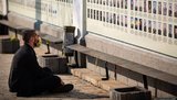 "Біля цієї стіни не соромно": мужчина в маске плачет у Стены памяти в Киеве. ФОТО ДНЯ