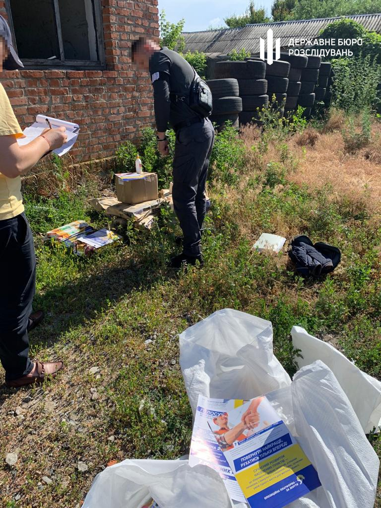 В Сумской области обнаружили подпольный склад местной ячейки партии ОПЗЖ с пропагандистскими листовками, - ГБР 04