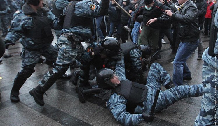 Русские националисты бьют московский ОМОН! Массовое побоище на Манежной площади. ФОТОрепортаж