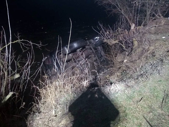 Позашляховик зїхав у ставок на Дніпропетровщині: загинули 4 людини, серед них – дитина 01