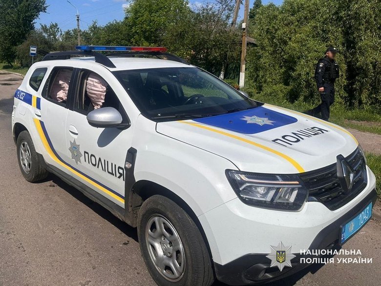 У Новгороді-Сіверському БПЛА вдарив по службовому авто під час патрулювання