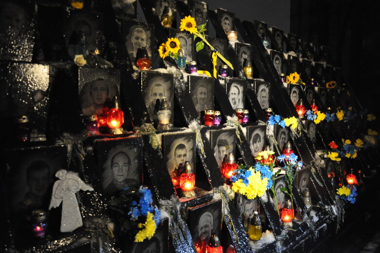 День Гідності та Свободи: у центрі Києва вшанували пам’ять Героїв Небесної Сотні 12