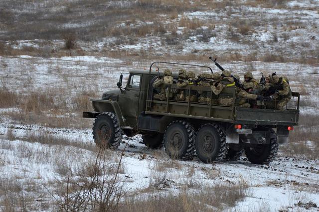 Николаевские десантники провели тактические учения с боевой стрельбой 01