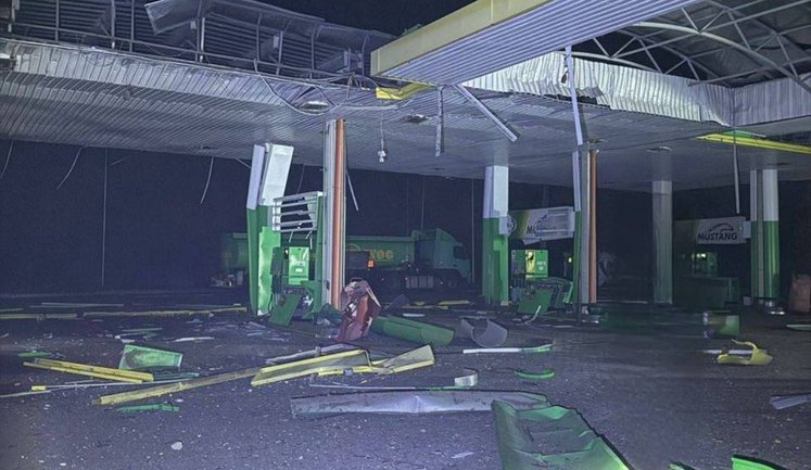 Ворог завдав ударів по Запоріжжю: двоє постраждалих, зруйновано будинок та пошкоджено АЗС. ФОТОрепортаж (оновлено)
