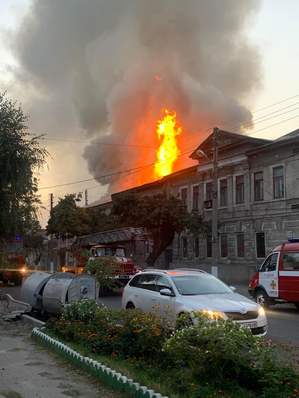 Пожар в Харькове: В Харькове тушат пожар в многоквартирном двухэтажном доме  | Цензор.НЕТ