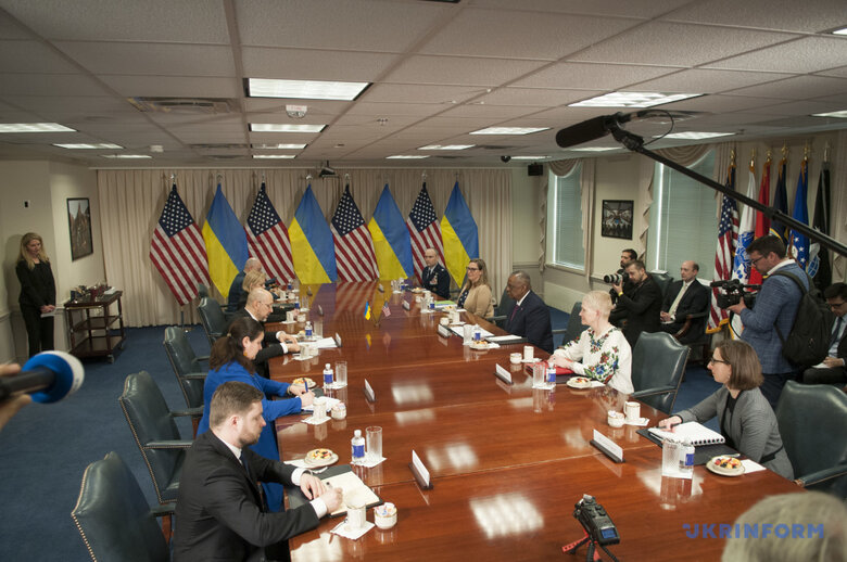 Шмыгаль встретился с главой Пентагона Остином и призвал США предоставить самолеты 03 Шмыгаль встретился с главой Пентагона Остином и призвал США предоставить самолеты 03