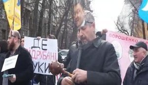 "Порошенко гарант кривавих грошей", - активісти "Руху нових сил" прийшли на Банкову з "доларами" і свинячими кінцівками. ВІДЕО+ФОТОрепортаж