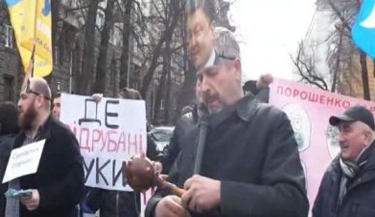 "Порошенко гарант кривавих грошей", - активісти "Руху нових сил" прийшли на Банкову з "доларами" і свинячими кінцівками. ВІДЕО+ФОТОрепортаж