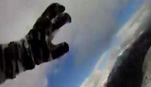 Экстремал сорвался с горы и заснял свое падение на камеру. ВИДЕО