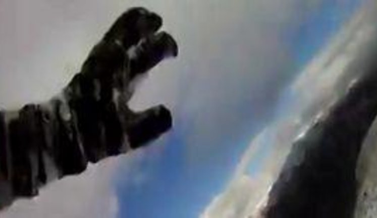 Экстремал сорвался с горы и заснял свое падение на камеру. ВИДЕО