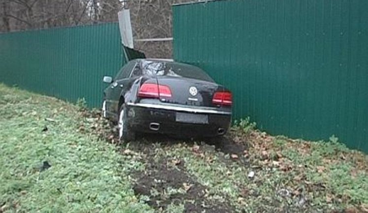 Машина Кинаха вылетела на красный свет и спровоцировала аварию. ФОТОрепортаж
