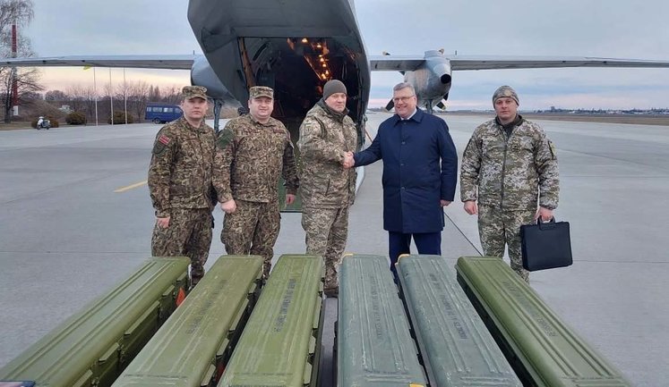 Самолет доставил помощь от Латвии: боеприпасы и ПЗРК Stinger, – Резников. ФОТО