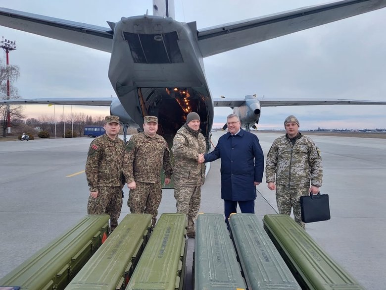 Літак доставив допомогу від Латвії: боєприпаси та ПЗРК Stinger, - Резніков 03