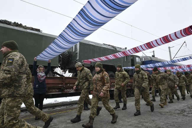 Порошенко в Білій Церкві взяв участь у зустрічі військовослужбовців 72-ї ОМБр, які повернулися із зони проведення ООС 05