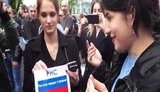 "Это - сарказм", - "Ідіть нах#й!", - на митинге за отставку Порошенко раздавали листовки с надписью "Россия - наша страна". ВИДЕО