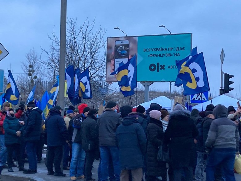 Прихильники Порошенка зібралися біля аеропорту Київ 04