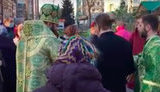 Десятки вірян, священники без масок - у мережі показали, як в УПЦ МП у Рівному освячують вербу. ВIДЕО