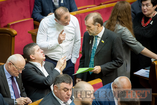 Поцелуй Матиос и Таруты и Ивченко с цепом, - день работы Рады 4 декабря 05