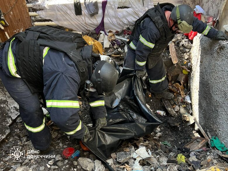 Russian strike on a five-storey building in Bilozerske