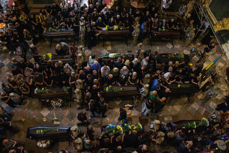 У Львові попрощалися з 12 військовими, загиблими в катастрофі літака Іл-76
