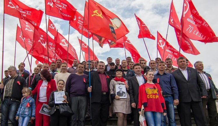 Пособник боевиков, коммунист Фомичевский провел в Изюме сепаратистское шоу. В шествии участвовало районное и городское начальство, - активист. ФОТОрепортаж