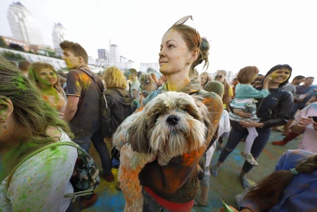 Майже 3 тисячі учасників і півтонни фарб, - у Дніпрі провели Kolir Fest 07