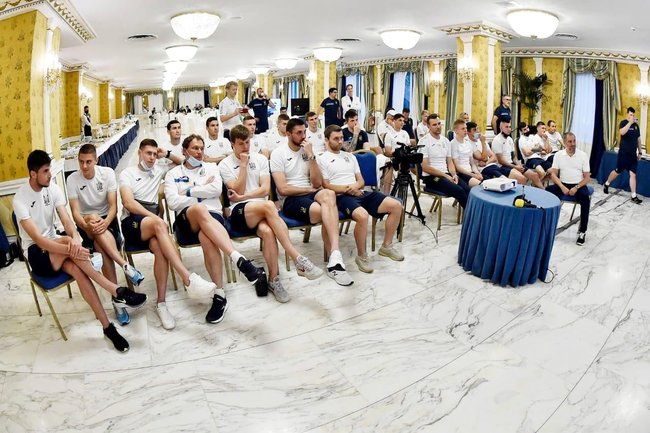 Зеленський поспілкувався з українською збірною із футболу перед матчем зі збірною Англії 04