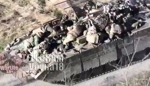 Мертві окупанти катаються на броні уцілілої після удару дрона-камікадзе БМП-1. ВIДЕО