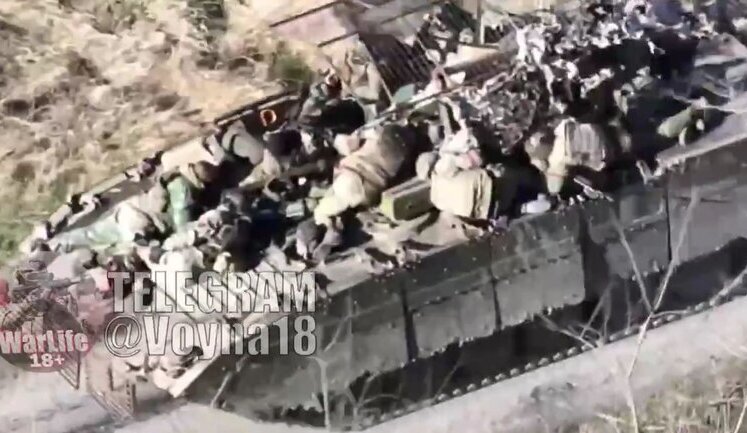 Мертві окупанти катаються на броні уцілілої після удару дрона-камікадзе БМП-1. ВIДЕО