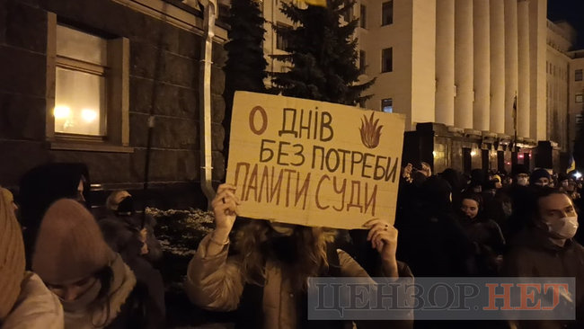Фаєри, феєрверки і розбите скло, - під Офісом Президента відбулася акція на підтримку Стерненка 05 Фаєри, феєрверки і розбите скло, - під Офісом Президента відбулася акція на підтримку Стерненка 05