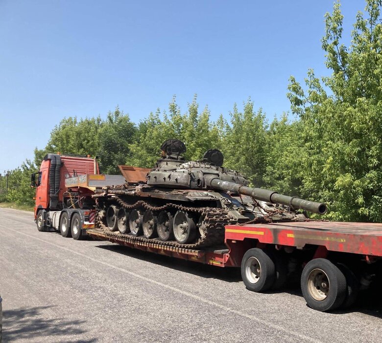 За нашу и вашу свободу: Украина демонстрирует уничтоженную технику российских оккупантов в Варшаве 01