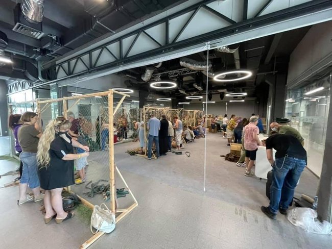 Более сотни волонтеров за день сплели для фронта четыре маскировочные сетки размером 9 на 12 метров, - Европейская Солидарность 01