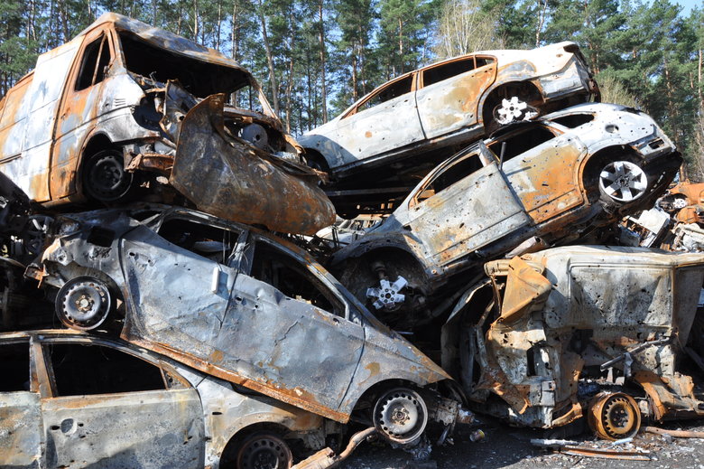 Цвинтар обгорілих авто в Ірпені 13