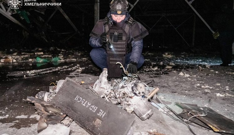 Ворог атакував дронами Хмельниччину: спалахнула пожежа на підприємстві (оновлено). ФОТОрепортаж