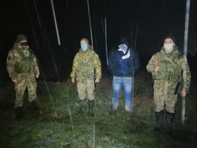 Контрабандисти намагалися доставити до Румунії 17 ящиків сигарет, - Держприкордонслужба 01