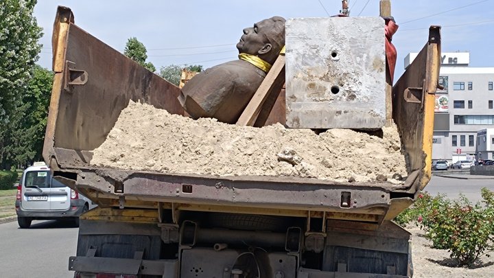 В Каменском демонтировали бюст Брежнева 01
