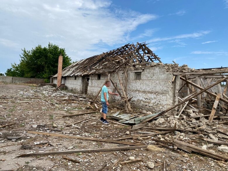 Рашисты нанесли ракетные удары по Херсонщине. Разрушены здания фермы и повреждена сельхозтехника 03