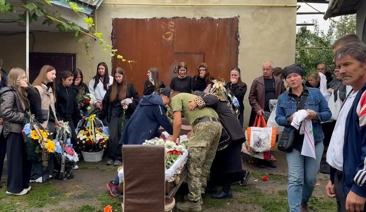 Со школьниками Владиславом Бевзом и Николаем Билыком, убитыми по дороге в школу, прощаются в Винницкой области. ФОТОРЕПОРТАЖ