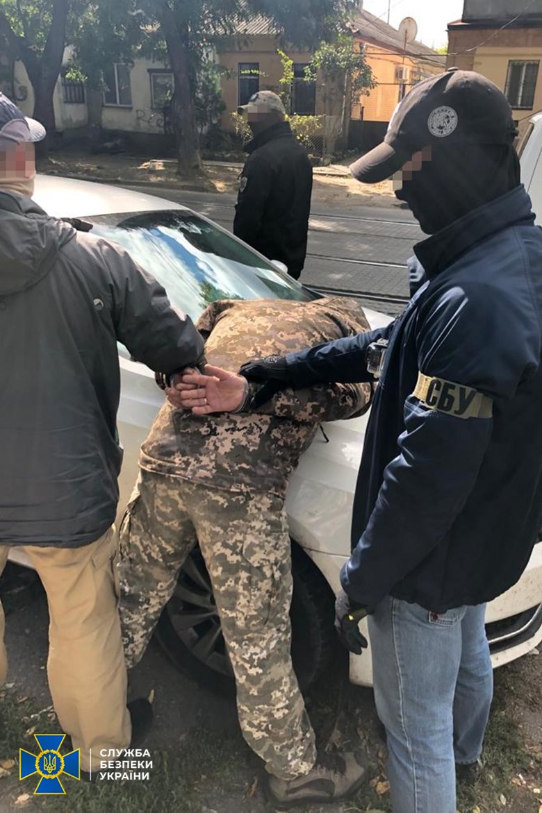 Затримано начальника складу ракетно-артилерійського озброєння, який торгував боєприпасами в Миколаєві, - СБУ 01