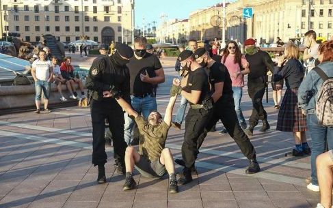 На центральной площади Минска вечером 24 августа начались задержания митингующих 01 На центральной площади Минска вечером 24 августа начались задержания митингующих 01