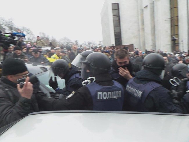 Затримання Саакашвілі: поліція намагається відтіснити активістів на Трьохсвятительській, був застосований газ 02