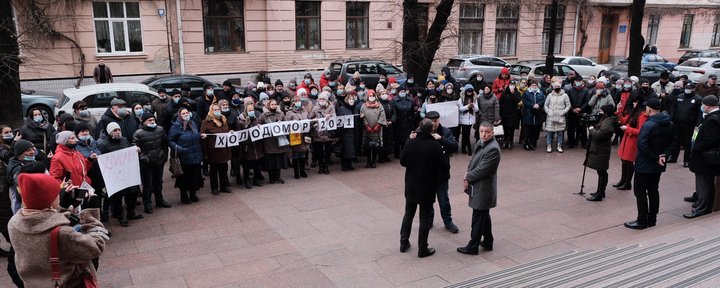 Селяне пикетировали Черновицкую ОГА, потому что год живут без газа 06