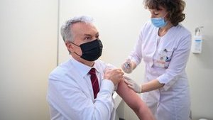 Президент Литви Науседа вакцинувався від коронавірусу препаратом AstraZeneca